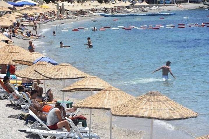 İki dev yolcu gemisi Bodrum’a geldi