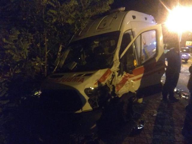 Trafik kazasına giden ambulanslar çarpıştı