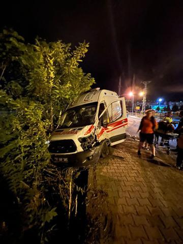 Trafik kazasına giden ambulanslar çarpıştı