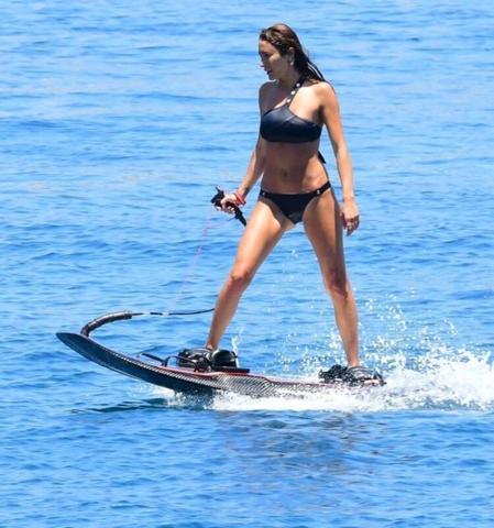 Merve Oflaz sezonu açtı Sörfün üzerinde şov yaptı