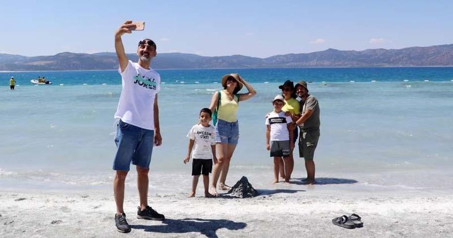 Salda Gölüne ziyaretçi akını