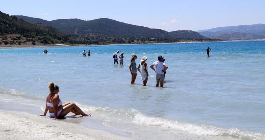 Salda Gölüne ziyaretçi akını