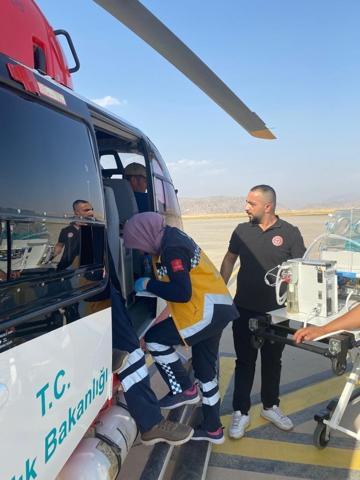 Ambulans helikopter prematüre bebek için havalandı