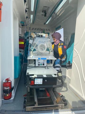 Ambulans helikopter prematüre bebek için havalandı