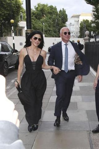 Bezos’un sevgilisi üzerinde servet taşıyor