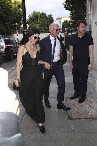 Bezos’un sevgilisi üzerinde servet taşıyor