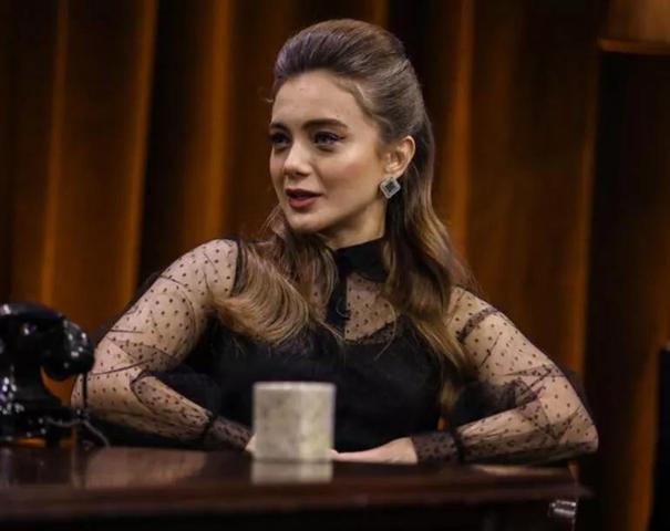 Damla Sönmez plajda kitap okudu