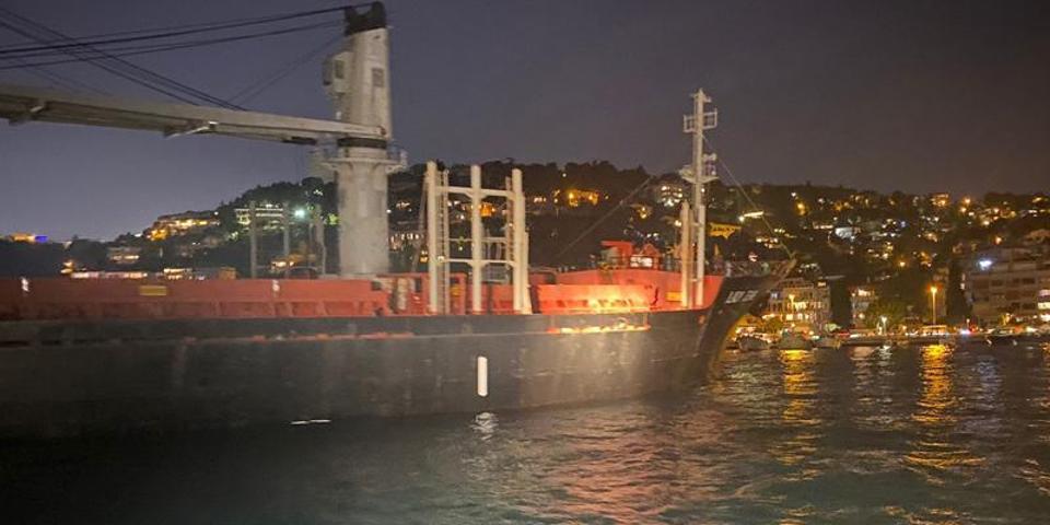 Bebekte bir kargo gemisi karaya oturdu Boğaz trafiği askıya alındı