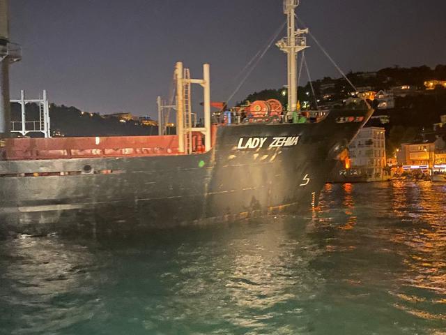Bebekte bir kargo gemisi karaya oturdu Boğaz trafiği askıya alındı