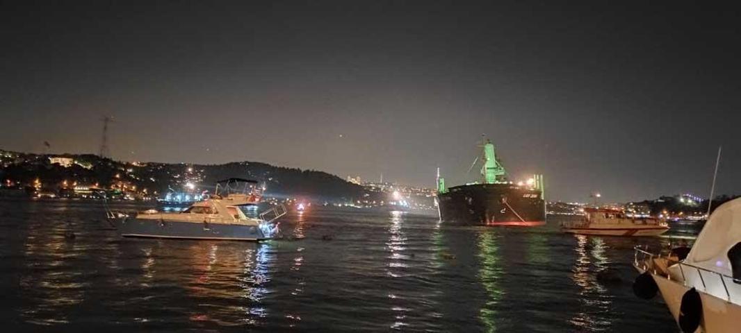 Bebekte bir kargo gemisi karaya oturdu Boğaz trafiği askıya alındı