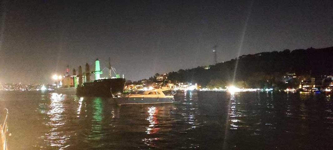 Bebekte bir kargo gemisi karaya oturdu Boğaz trafiği askıya alındı