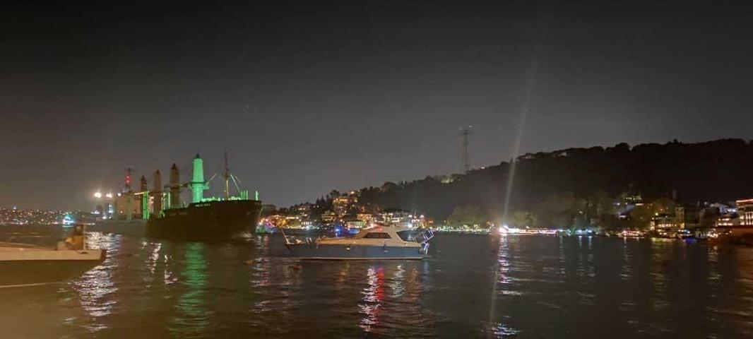Bebekte bir kargo gemisi karaya oturdu Boğaz trafiği askıya alındı