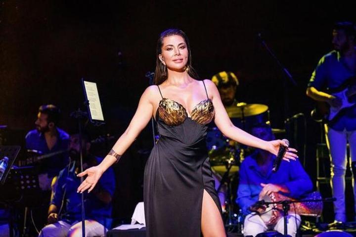 Ebru Yaşarın altından sahne kostümü