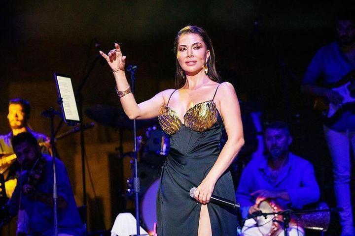 Ebru Yaşarın altından sahne kostümü
