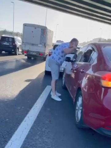Merterde yol verme kavgası kamerada