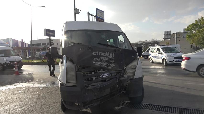 Erzurum’da asker ve öğretmenleri taşıyan servis araçları çarpıştı: 10 yaralı