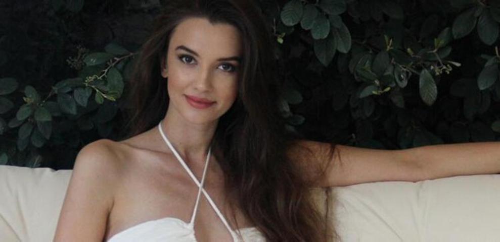 Leyla Lydia Tuğutludan karnı burnunda poz