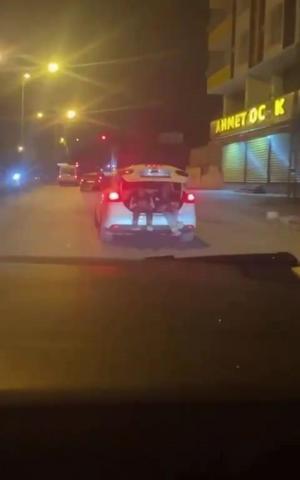 Otomobil bagajında tehlikeli yolculuk kamerada