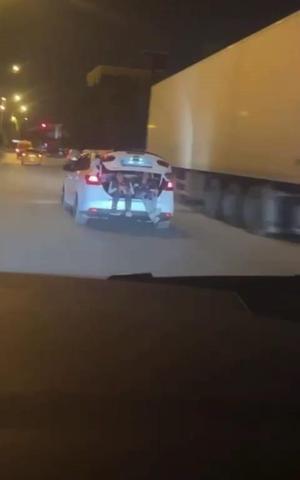 Otomobil bagajında tehlikeli yolculuk kamerada