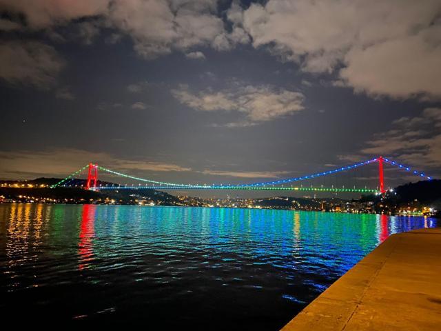 İstanbul’da köprüler Azerbaycan bayrağının renkleriyle ışıklandırıldı