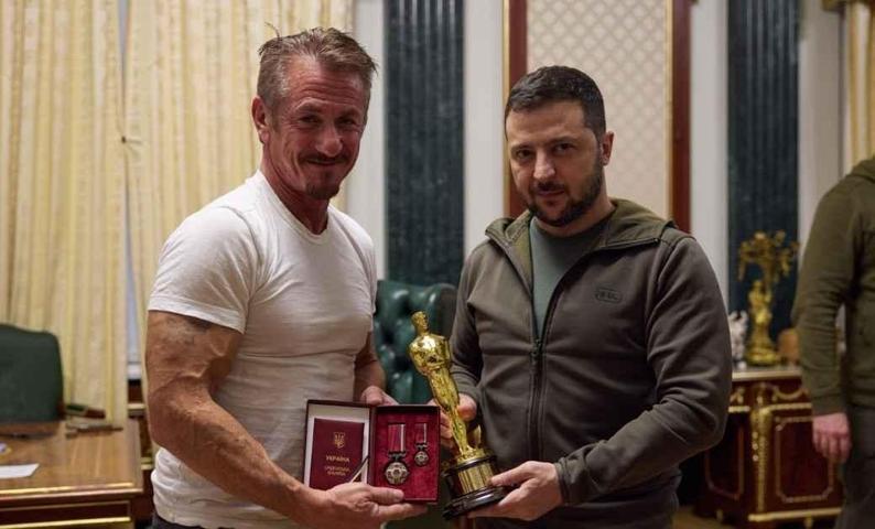 Hollywood yıldızı Sean Penn, Zelenski’ye Oscar’ını hediye etti