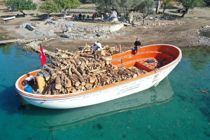 Renkli görüntülere sahne oldu: Denizden tomruk nakliyatı