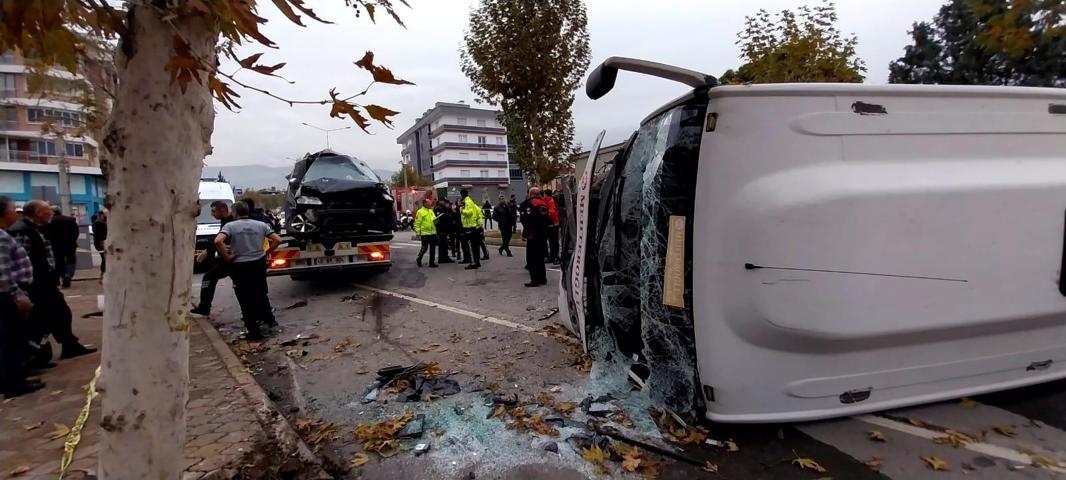 Kahramanmaraşta servis midibüsü ile minibüs çarpıştı: 17 yaralı