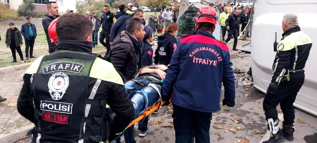 Kahramanmaraşta servis midibüsü ile minibüs çarpıştı: 17 yaralı