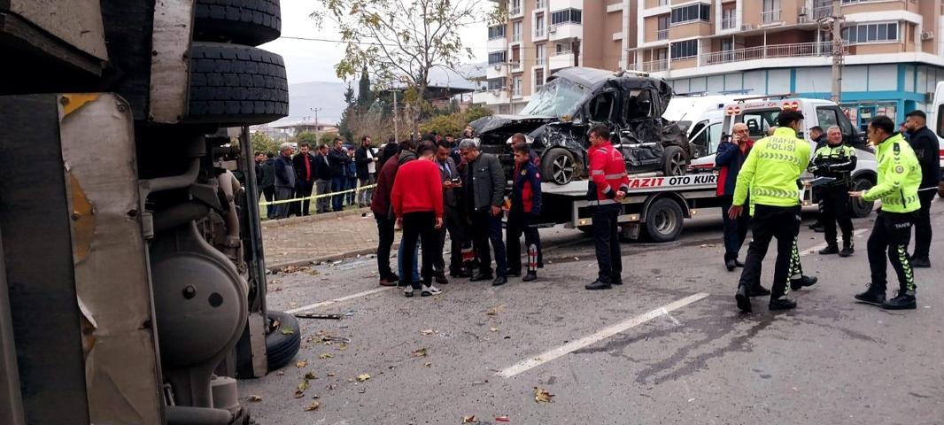 Kahramanmaraşta servis midibüsü ile minibüs çarpıştı: 17 yaralı