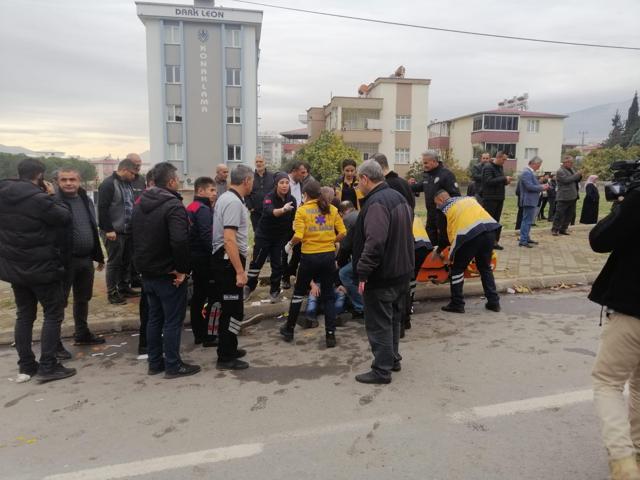 Kahramanmaraşta servis midibüsü ile minibüs çarpıştı: 17 yaralı