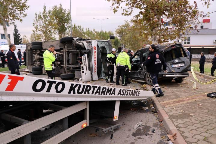 Kahramanmaraşta servis midibüsü ile minibüs çarpıştı: 17 yaralı