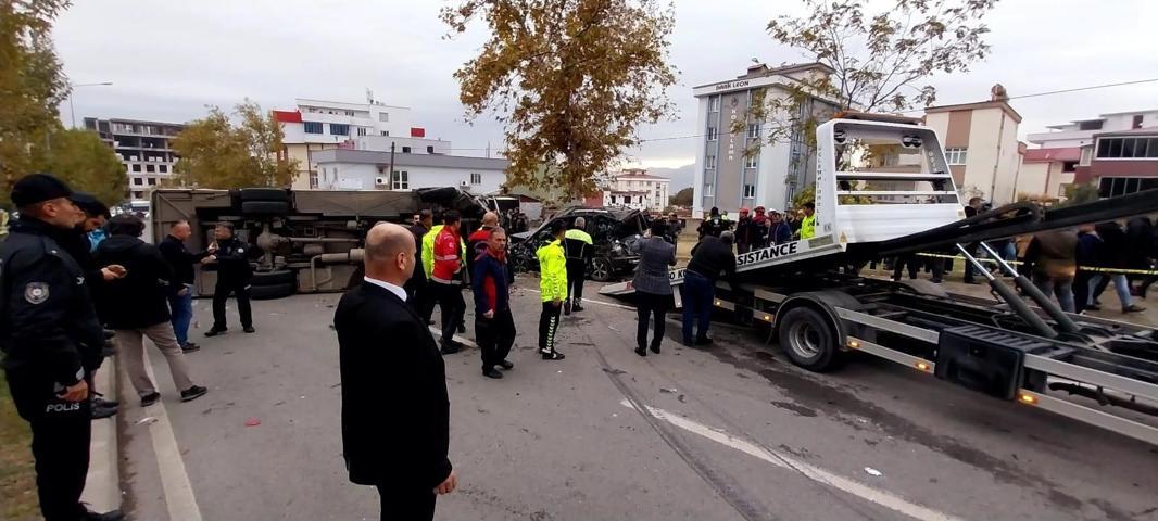 Kahramanmaraşta servis midibüsü ile minibüs çarpıştı: 17 yaralı