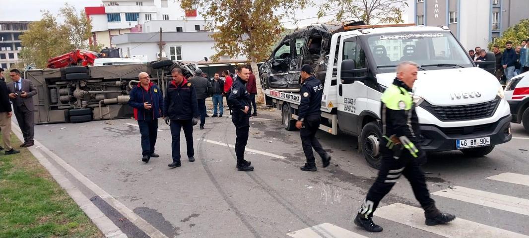 Kahramanmaraşta servis midibüsü ile minibüs çarpıştı: 17 yaralı