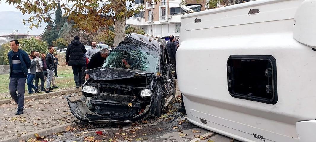 Kahramanmaraşta servis midibüsü ile minibüs çarpıştı: 17 yaralı