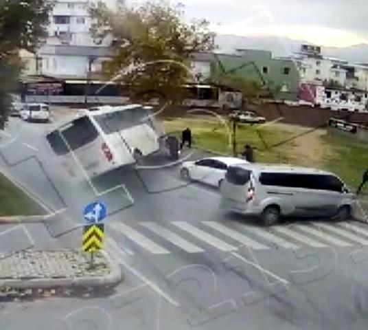 Kahramanmaraşta servis midibüsü ile minibüs çarpıştı: 17 yaralı