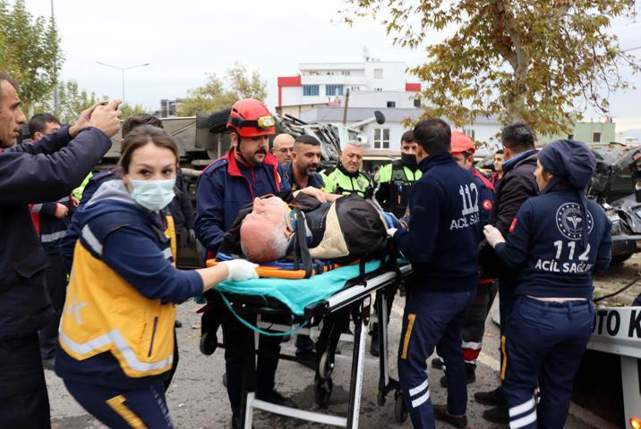 Kahramanmaraşta servis midibüsü ile minibüs çarpıştı: 17 yaralı