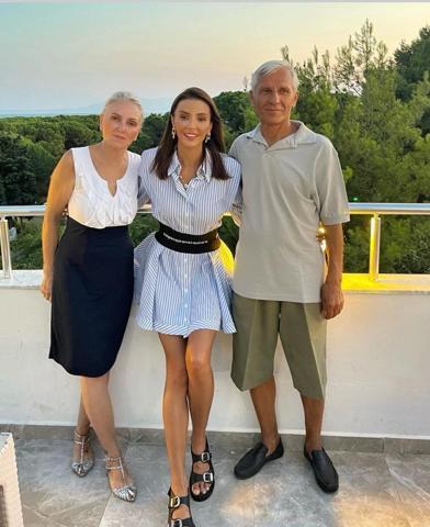 Manken Özge Ulusoyun babası trafik kazasında hayatını kaybetti