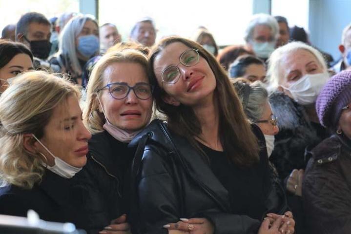 Özge Ulusoy babasını son yolculuğuna gözyaşlarıyla uğurladı