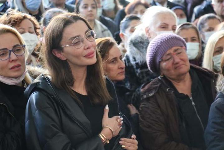 Özge Ulusoy babasını son yolculuğuna gözyaşlarıyla uğurladı