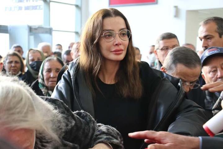 Özge Ulusoy babasını son yolculuğuna gözyaşlarıyla uğurladı