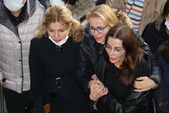 Özge Ulusoy babasını son yolculuğuna gözyaşlarıyla uğurladı