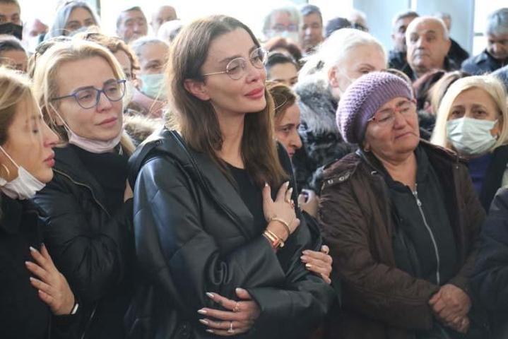Özge Ulusoy babasını son yolculuğuna gözyaşlarıyla uğurladı