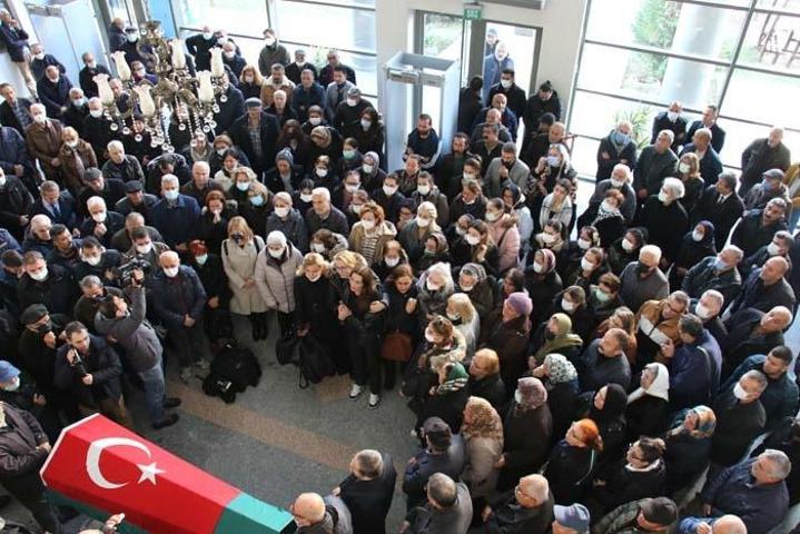 Özge Ulusoy babasını son yolculuğuna gözyaşlarıyla uğurladı