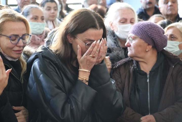 Özge Ulusoy babasını son yolculuğuna gözyaşlarıyla uğurladı