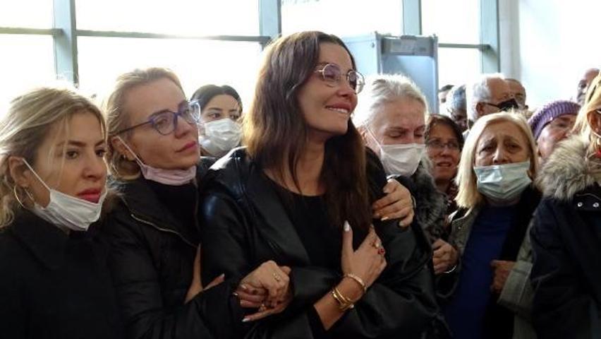 Özge Ulusoy babasını son yolculuğuna gözyaşlarıyla uğurladı