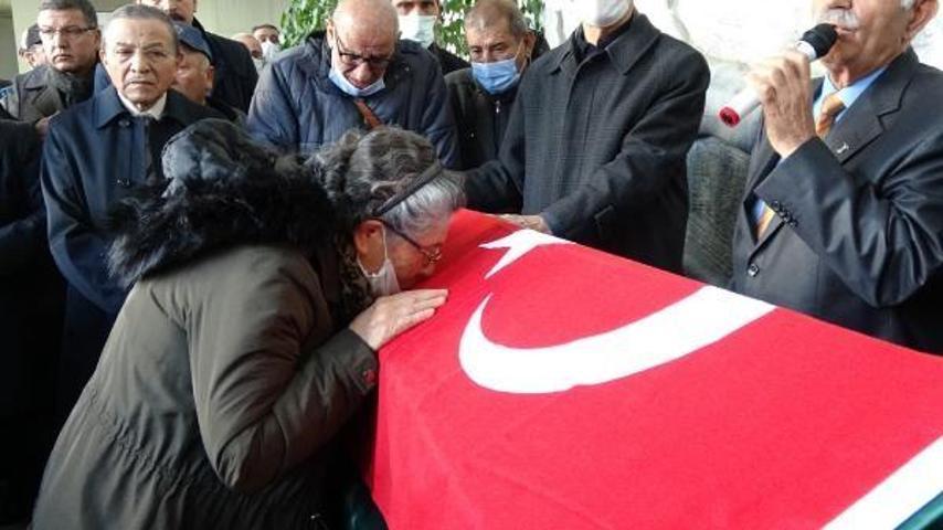 Özge Ulusoy babasını son yolculuğuna gözyaşlarıyla uğurladı