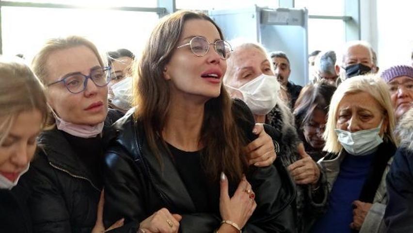 Özge Ulusoy babasını son yolculuğuna gözyaşlarıyla uğurladı