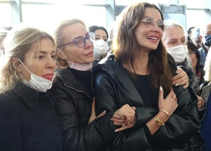 Özge Ulusoy babasını son yolculuğuna gözyaşlarıyla uğurladı