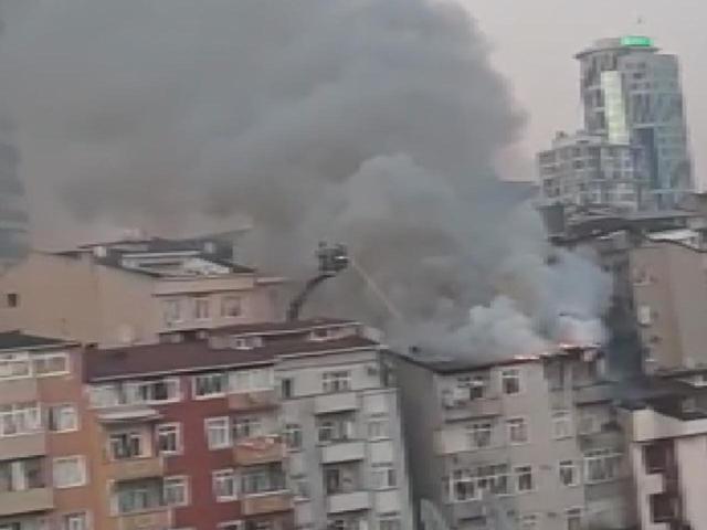 Kağıthanede binanın çatısı alev alev yandı