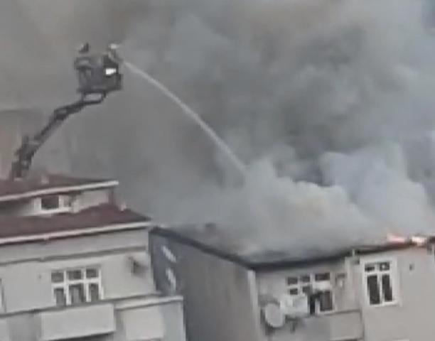 Kağıthanede binanın çatısı alev alev yandı